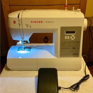 USED VERY LITTLE “SINGER BRILLIANCE“ 6199 Electronic SewingMachine!!